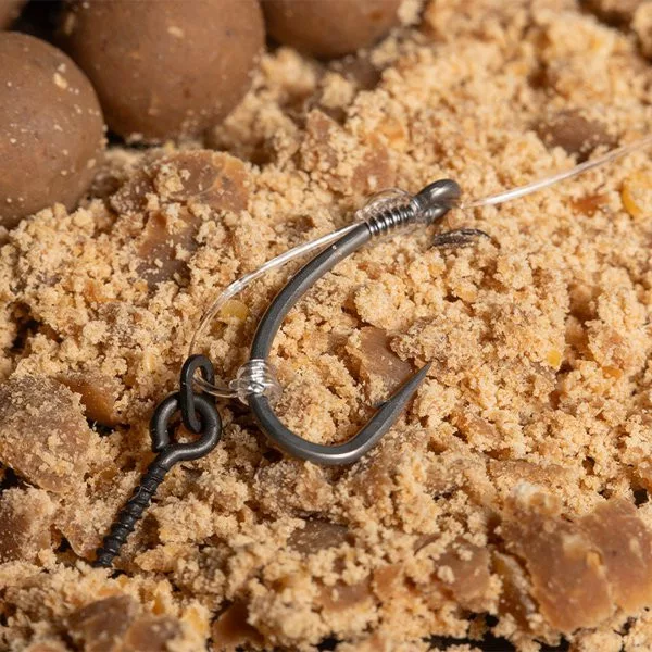 Nash Fluorocarbon D-Rig 8 Voorgeknoopte haak met oog en met weerhaak